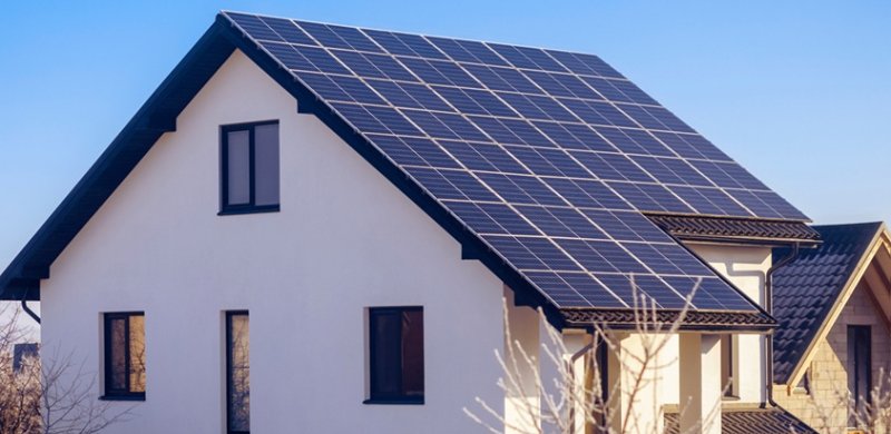 Vivienda bioclimática con ventanas de PVC y paneles solares